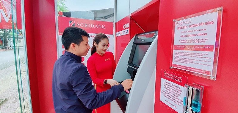Không chỉ phục vụ các khách hàng truyền thống, Agribank cũng có sản phẩm riêng biệt cho đối tượng khách hàng trẻ như học sinh, sinh viên qua đó đóng vai trò kết nối, truyền tải sản phẩm dịch vụ ngân hàng số, tăng cường khả năng tiếp cận dịch vụ ngân hàng đến cá nhân, hộ gia đình tại các khu vực nông thôn, vùng sâu, vùng xa, góp phần thực hiện chiến lược tài chính toàn diện quốc gia của Chính phủ, Ngân hàng Nhà nước. Agribank hiện là một trong số ít các NHTM tiên phong triển khai ATM đa chức năng (CDM). Với nhiều tính năng giao dịch vượt trội, màn hình cảm ứng hiện đại, khả năng quay vòng tiền, hệ thống CDM được khách hàng đánh giá cao qua việc gia tăng chức năng, tiện ích cung cấp cho khách hàng, không chỉ gửi/rút tiền tự động mà còn thanh toán tiền vay tại CDM thay vì phải đến quầy giao dịch. Việc mở rộng mạng lưới CDM, đã góp phần giúp Agribank đi tắt, đón đầu, tránh lạc hậu về công nghệ, khẳng định vị trí tiên phong trên thị trường thẻ. Đây là cơ sở để Agribank tiến tới triển khai mở rộng các dịch vụ ngân hàng số hiện đại, như eKYC, giao dịch rút tiền không cần thẻ, v.v.... 