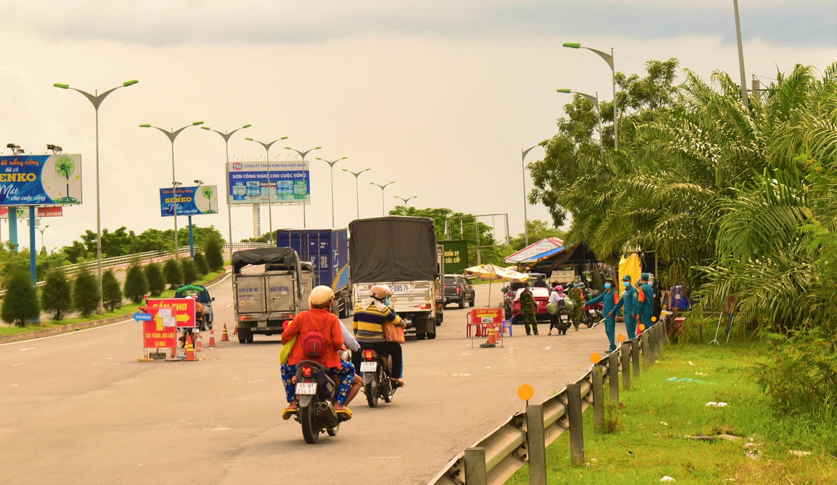 Các phương tiện đi qua đều được kiểm tra, các trường hợp là người dân từ TP HCM tự phát về quê là người dân của TP Cần Thơ sẽ kiểm tra giấy tờ, thực hiện xét nghiệm và đưa đi cách ly. Đối với người dân đã tiêm vaccine thì sẽ chuyển về địa phương quản lý.