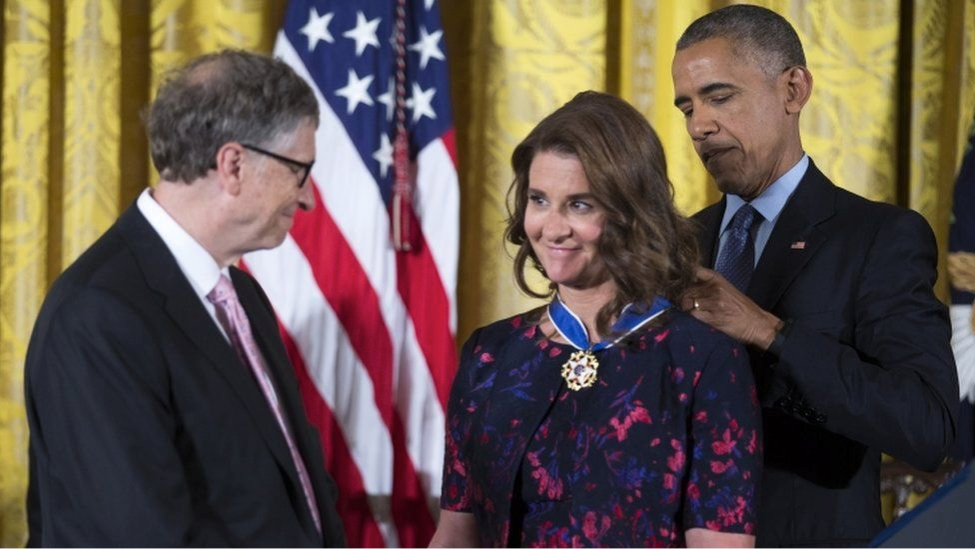 Cựu Tổng thống Mỹ Barack Obama trao tặng Huân chương Tự do của Tổng thống cho Bill và Melinda Gates vào năm 2016 vì những công việc từ thiện của họ.