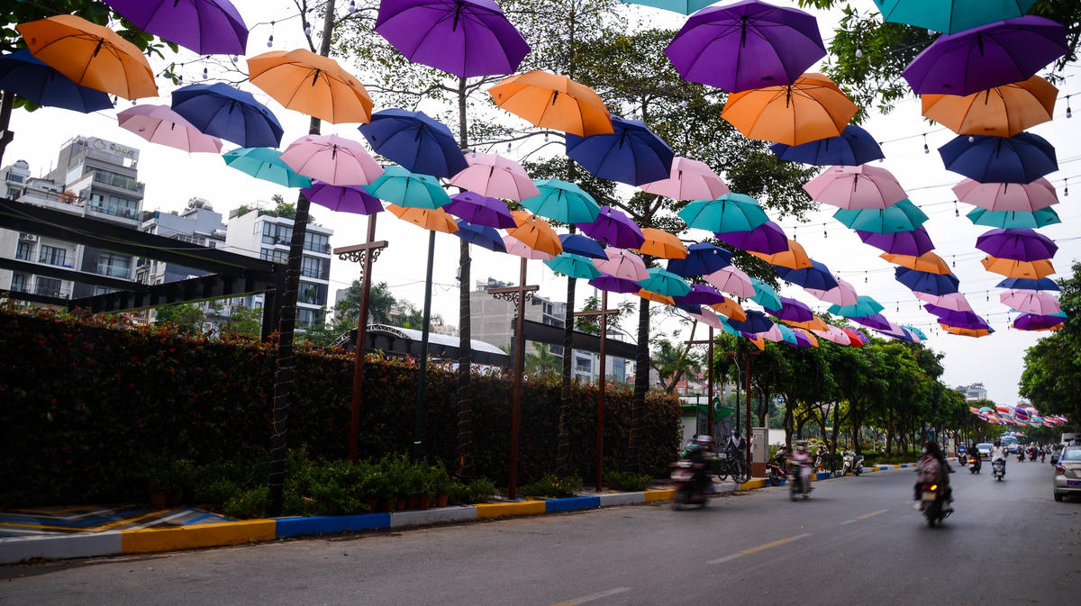 Mọi tuyến đường của phố đi bộ Trịnh Công Sơn được trang hoàng lộng lẫy sẵn sàng chào đón dịp nghỉ lễ 30-4 và 1-5.