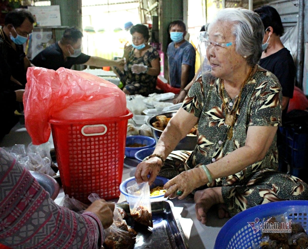 Dù đã 86 tuổi, cụ bà này vẫn cố gắng đến bếp cơm, tham gia công việc hỗ trợ người nghèo bị ảnh hưởng bởi đại dịch.  