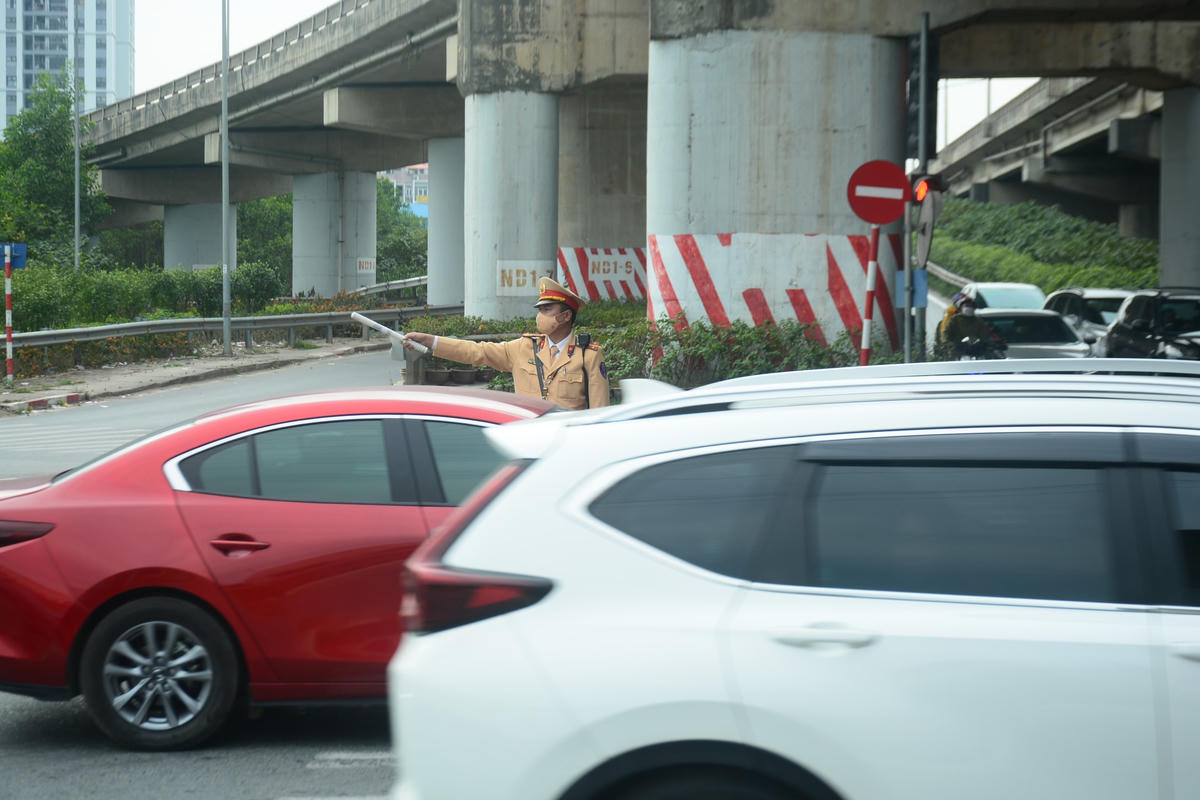 Lực lượng Công an giao thông đã có mặt  phân luồng các phương tiện tham gia giao thông.