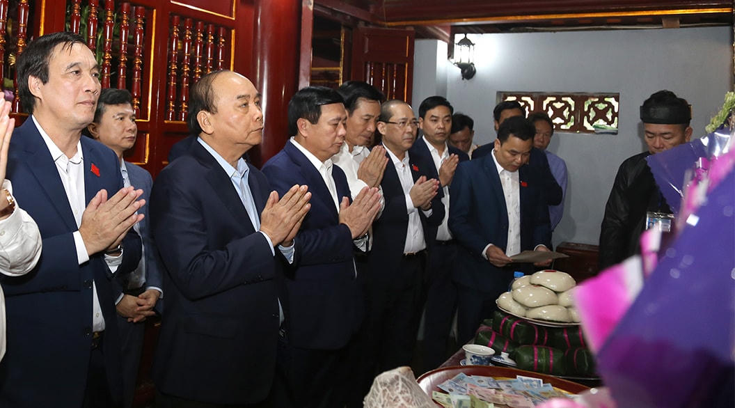 Thủ tướng Chính phủ Nguyễn Xuân Phúc và các đại biểu dâng hương tưởng nhớ công lao Đức Quốc Tổ Lạc Long Quân.