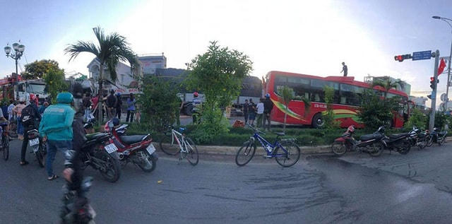 Các xe ô tô bị tông liên hoàn.