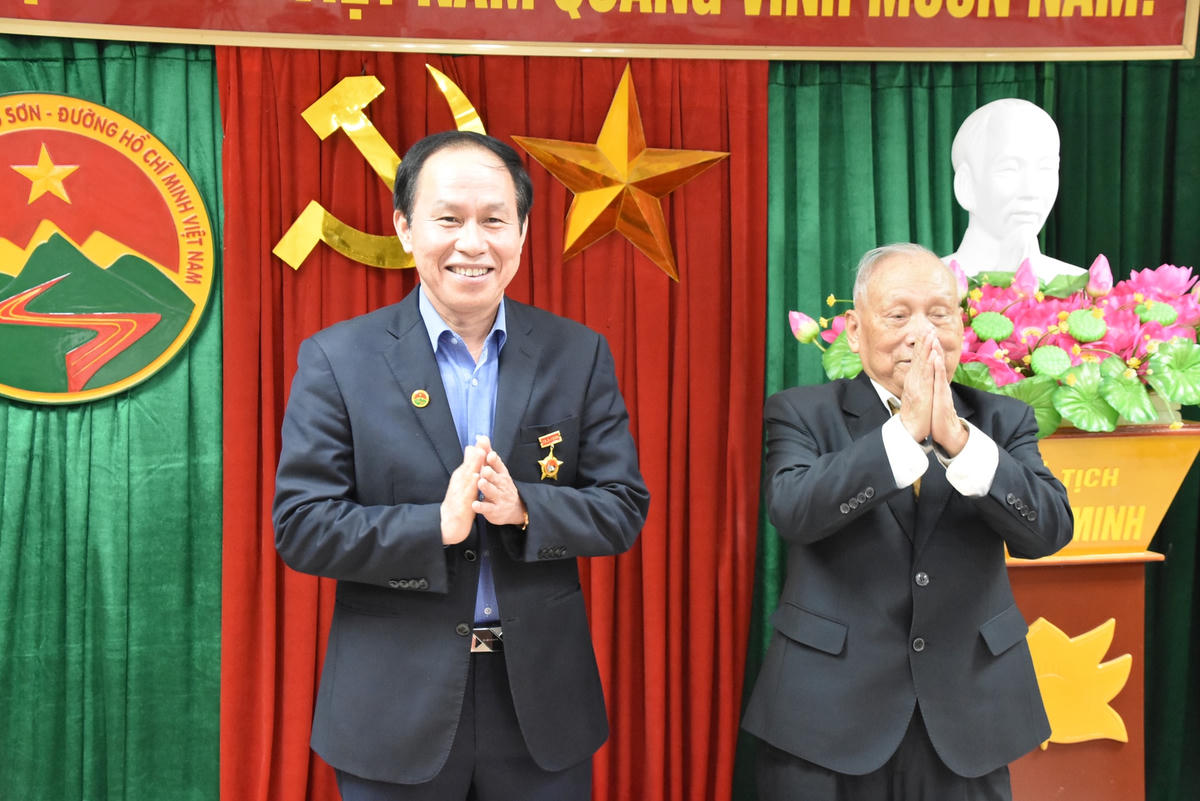Phó Chủ tịch - Tổng Thư ký Lê Tiến Châu nhận Kỷ niệm chương "Chiến sỹ Trường Sơn” từ Hội truyền thống Trường Sơn - Đường Hồ Chí Minh.