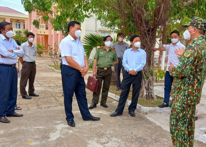 Thứ trưởng Bộ Y tế Đỗ Xuân Tuyên cùng đoàn công tác làm việc tại Khu cách ly quân sự tỉnh Phú Yên.