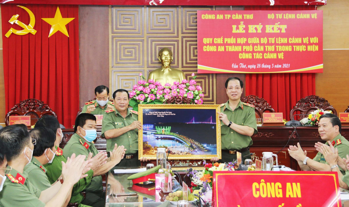 Công an Cần Thơ tặng quà lưu niệm Bộ Tư lệnh Cảnh vệ.