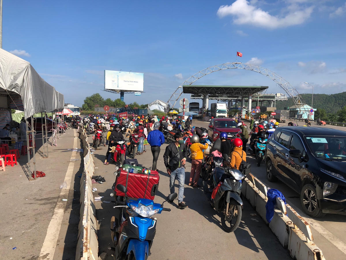 Người dân tự đi từ vùng dịch miền Nam về qua chốt phòng dịch phía Nam của Hà Tĩnh.