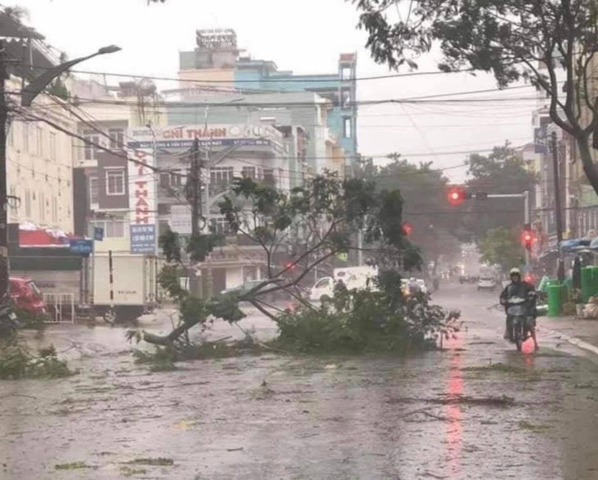 Tây Nguyên: Bão số 9 cuốn trôi cầu, hàng trăm người dân bị cô lập