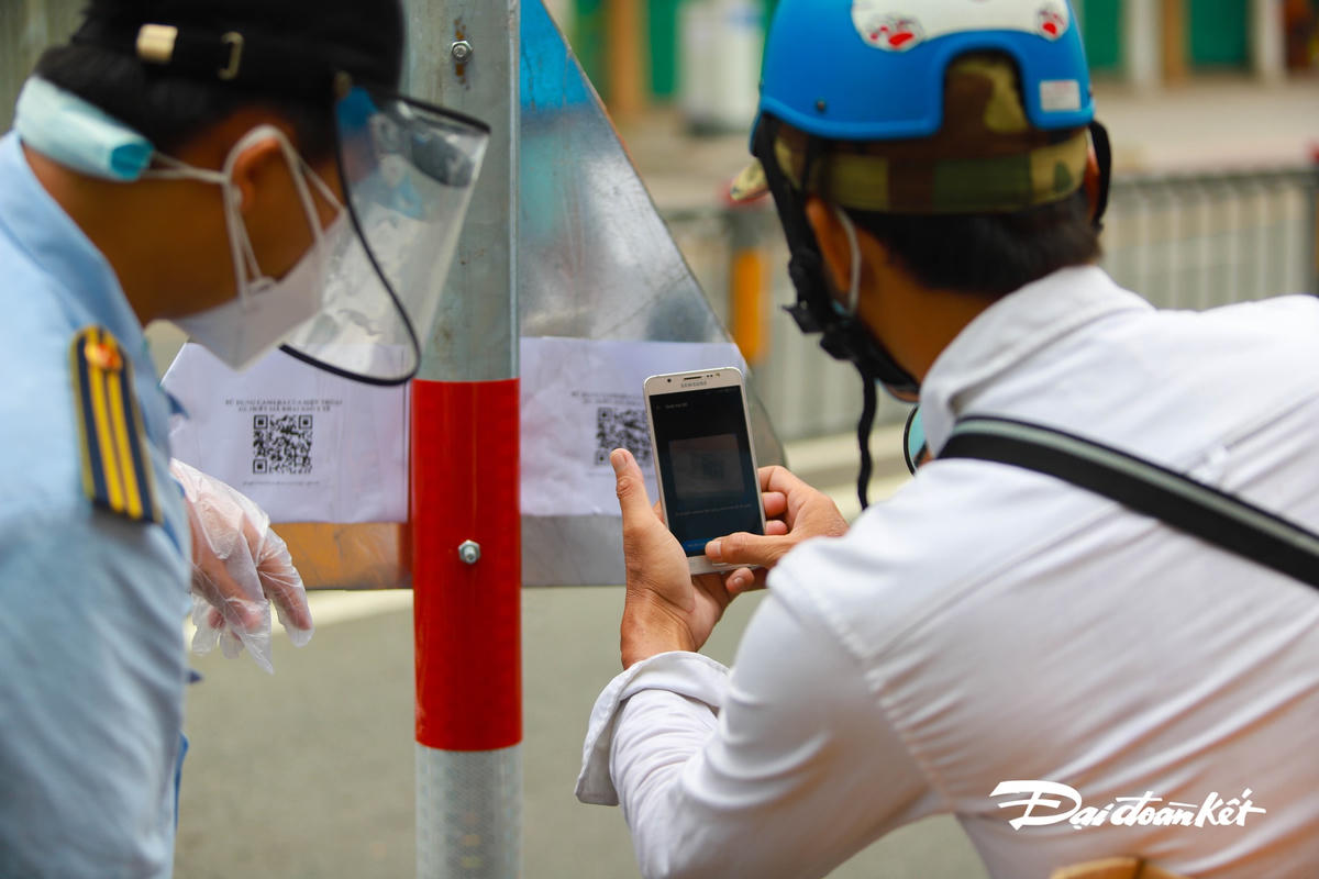 [ẢNH] Người dân vất vả khai báo ‘di biến động dân cư'