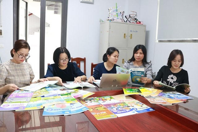 Giáo viên trường THCS Nhật Tân (quận Tây Hồ, Hà Nội) trao đổi chuyên môn về sách giáo khoa mới.