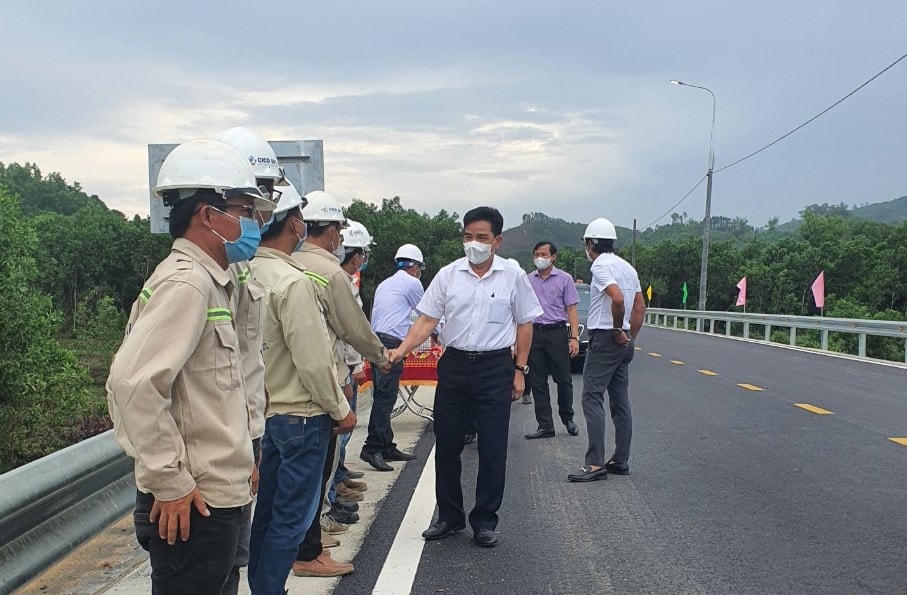 Ông Lê Văn Dũng, Phó Bí thư Thường trực Tỉnh ủy động viên thăm hỏi các đơn vị thi công.