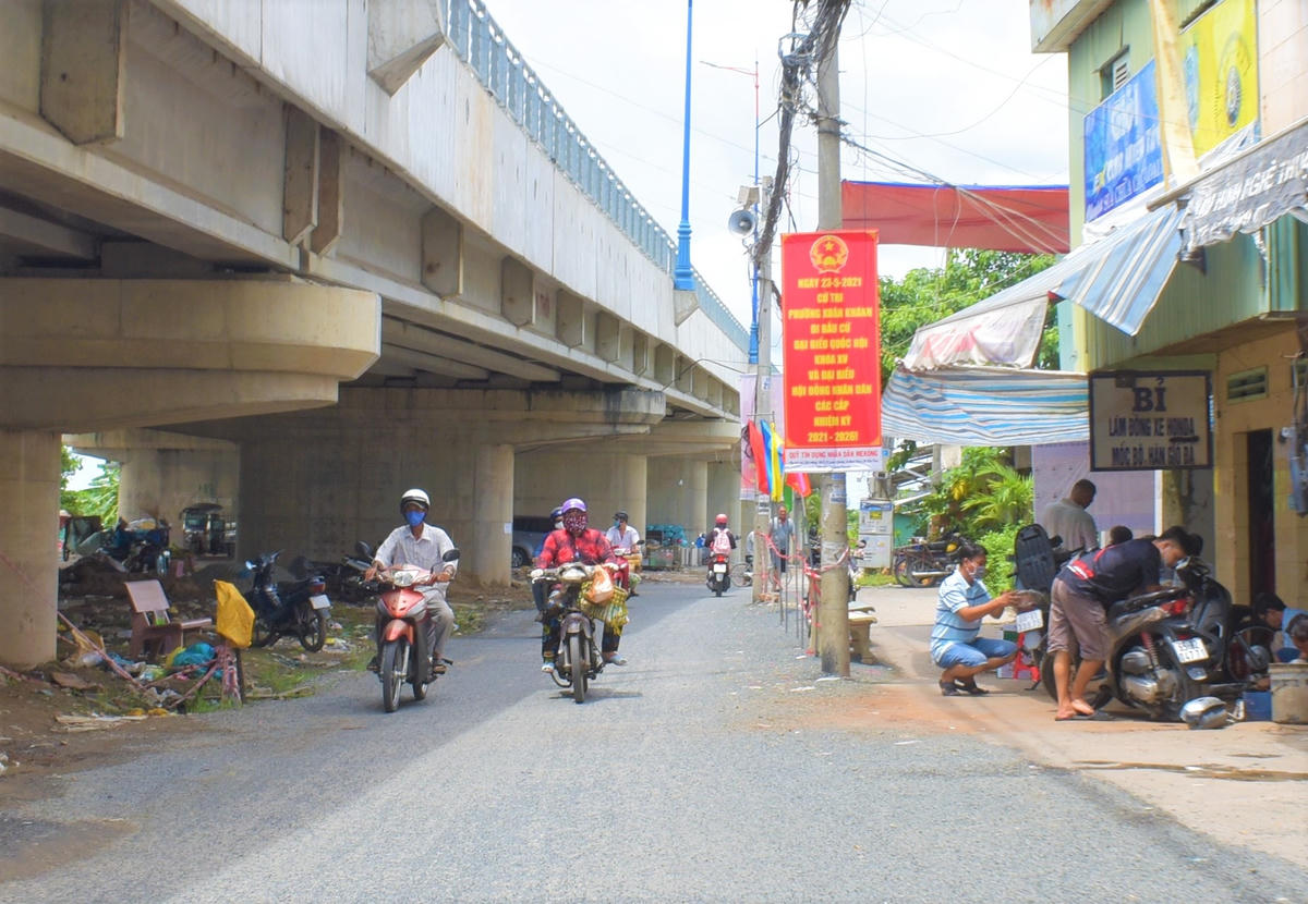 Khẩn trương di dời các trụ điện đảm bảo an toàn cho người dân. 