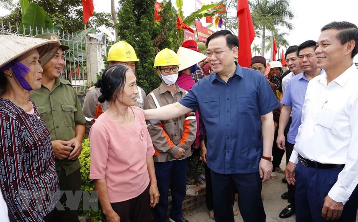 Chủ tịch Quốc hội Vương Đình Huệ kiểm tra công tác bầu cử tại Hải Phòng.