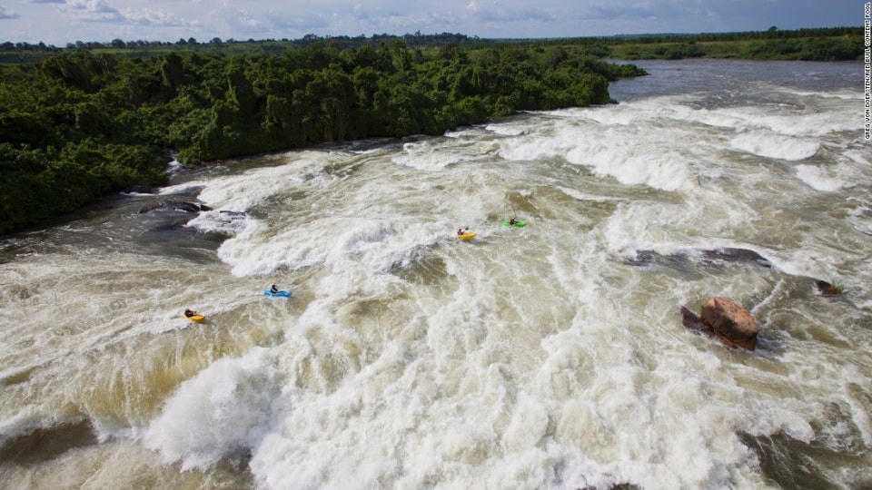   Thác Inga trên sông Congo (Cộng hòa Dân chủ Congo). Một nhóm tham gia cuộc thám hiếm có tên gọi The Grand Inga Project đang vật lộn với dòng thác.