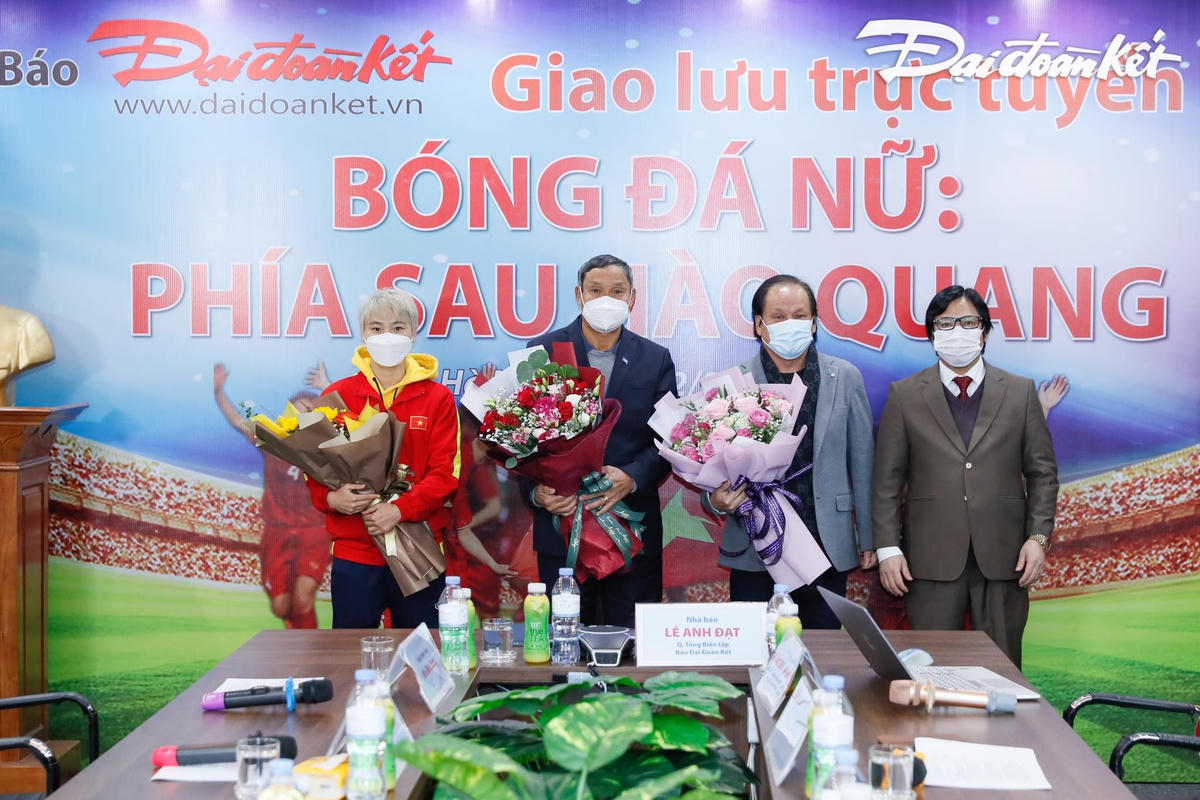 Nhà báo Lê Anh Đạt, Quyền Tổng Biên tập báo Đại Đoàn Kết tặng hoa cho các khách mời. Ảnh: Quang Vinh.