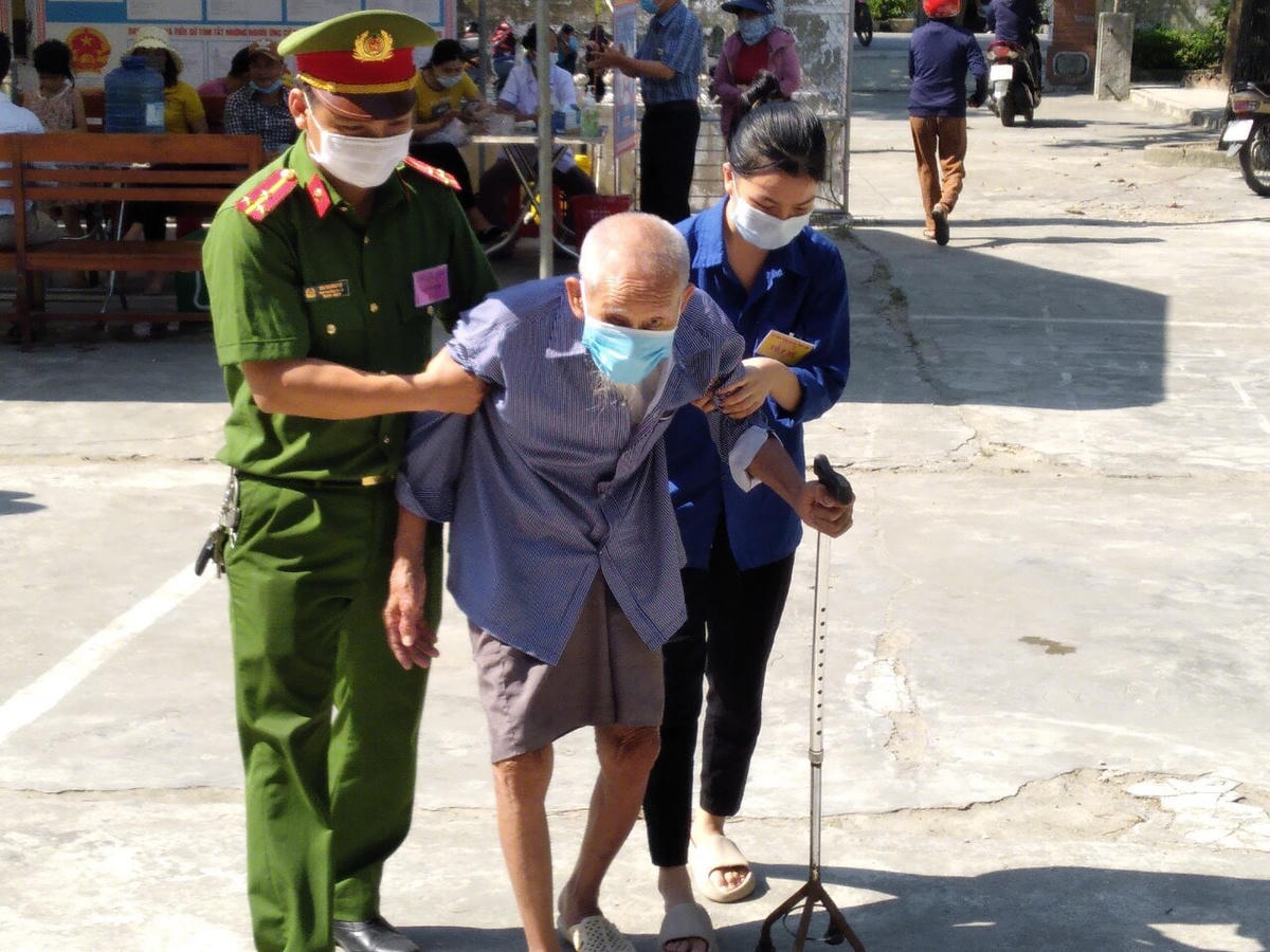 Giúp đỡ cử tri cao tuổi.