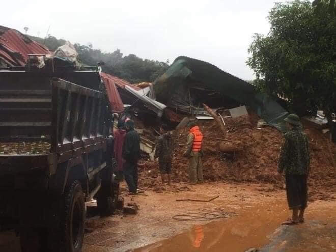 Di chuyển đất đá ra khỏi nơi sạt lở.