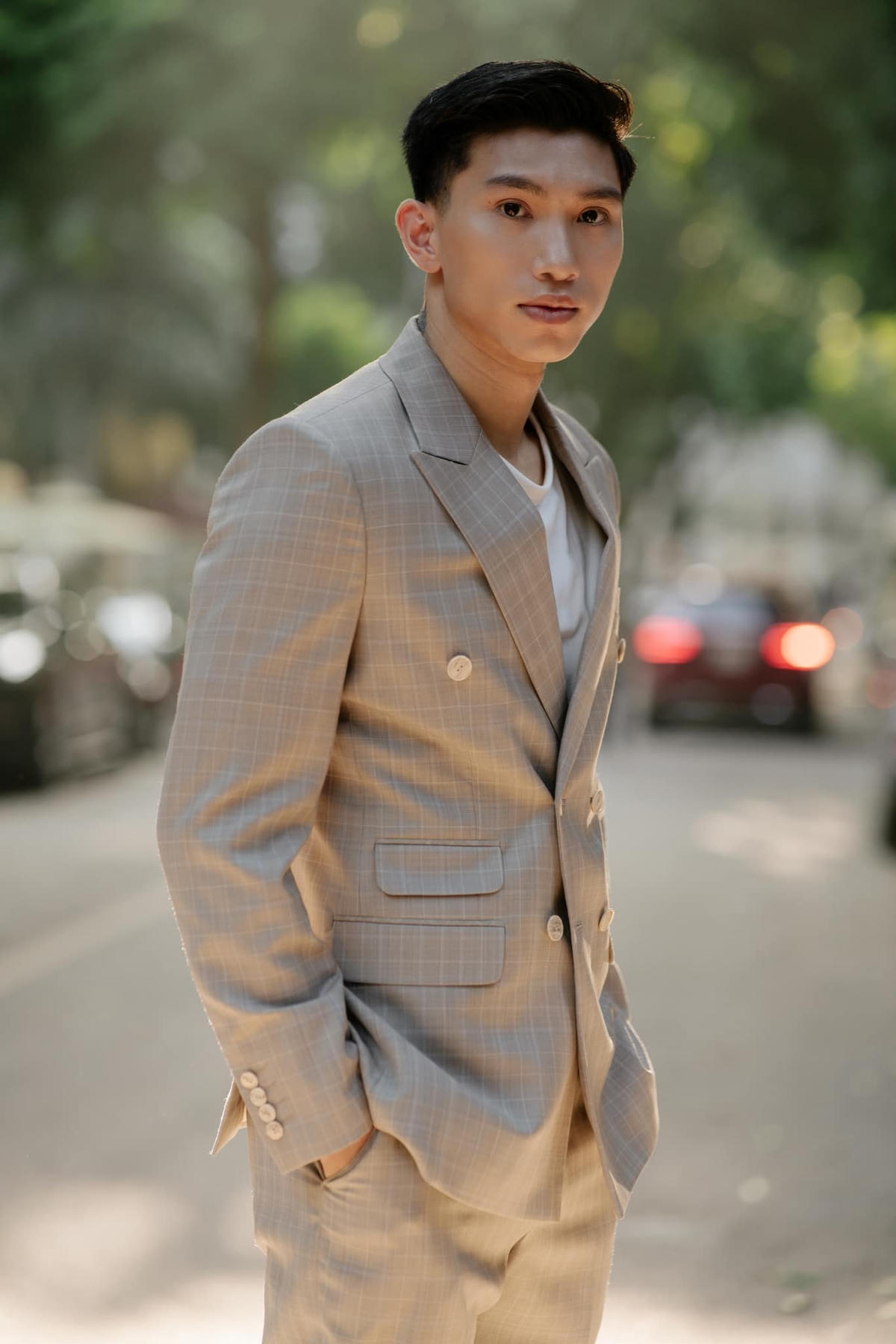 Với chiều cao nổi bật 1m85 và cơ thể săn chắc của một vận động viên chuyên nghiệp, Đoàn Văn Hậu dễ dàng phù hợp bất kỳ phong cách thời trang nào, dù là đồ vest lịch lãm...