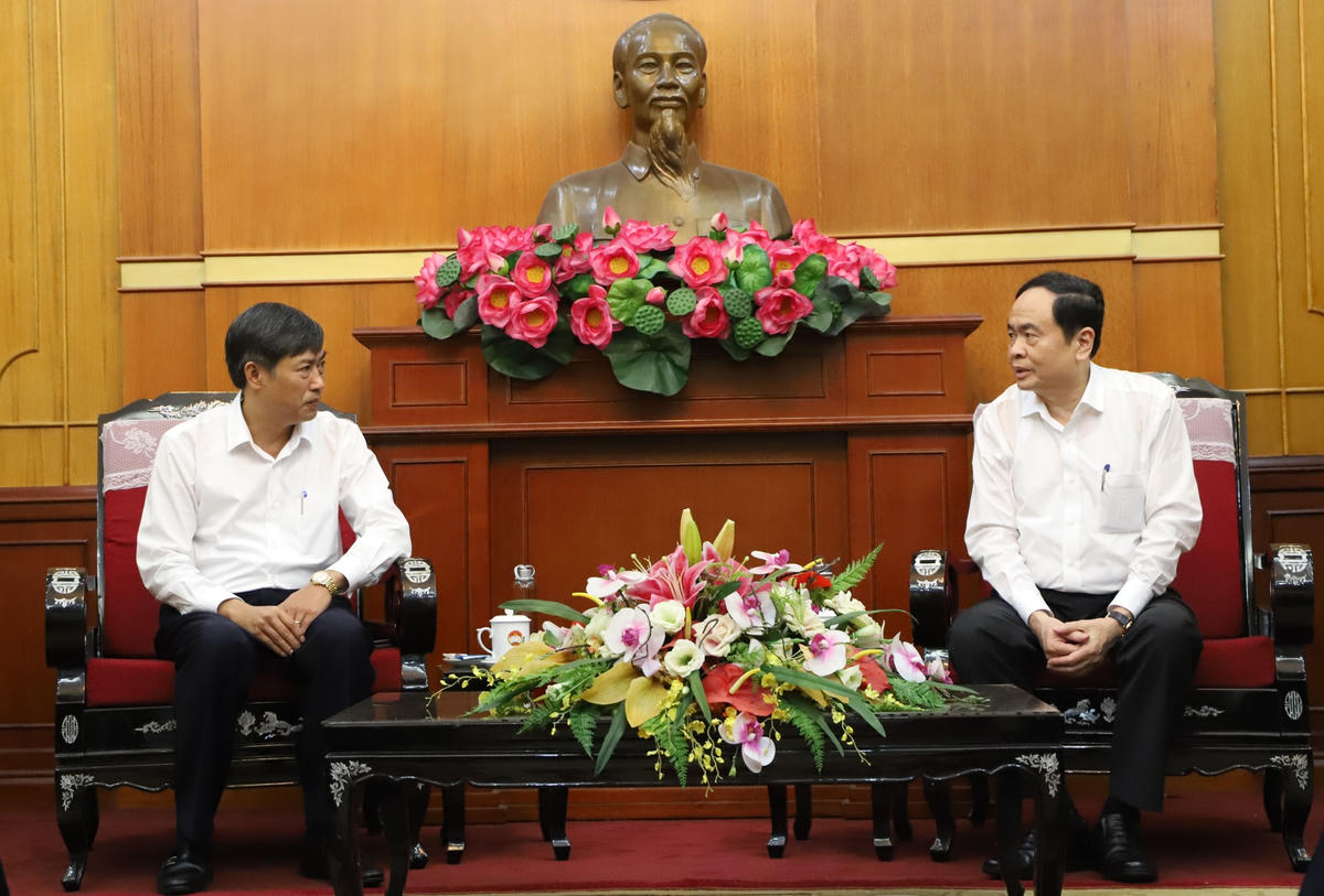Chủ tịch Trần Thanh Mẫn trò chuyện cùng Bí thư Tỉnh ủy Sơn La Nguyễn Hữu Đông.