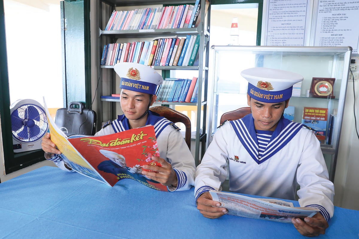 Các chiến sĩ đọc Báo Đại Đoàn Kết.  