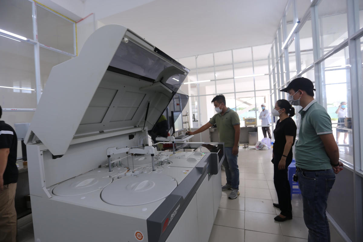 Một máy chuyên dụng hiện đại tại bệnh viện dã chiến.