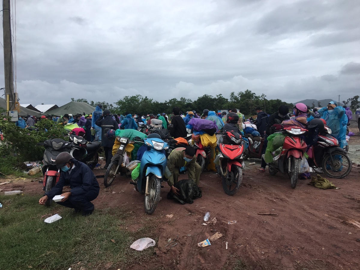 Theo nhiều người dân, họ có quê ở các tỉnh phía Bắc, do hoàn cảnh gia đình nên đã vào miền Nam để lập nghiệp. Thế nhưng, kể từ khi dịch bệnh Covid-19 bùng phát đã khiến họ rơi vào tình cảnh thất nghiệp suốt nhiều tháng trời. Do quá khó khăn nên sau khi một số tỉnh, thành ở phía Nam nới lỏng giãn cách, họ tìm cách để về quê.