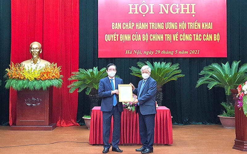 Ông Đỗ Văn Chiến trao Quyết định của Bộ Chính trị, phân công ông Lương Quốc Đoàn giữ chức Bí thư Đảng đoàn TƯ Hội Nông dân Việt Nam.  