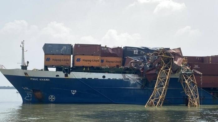 Cần cẩu gãy đè bẹp container. Ảnh: TL.