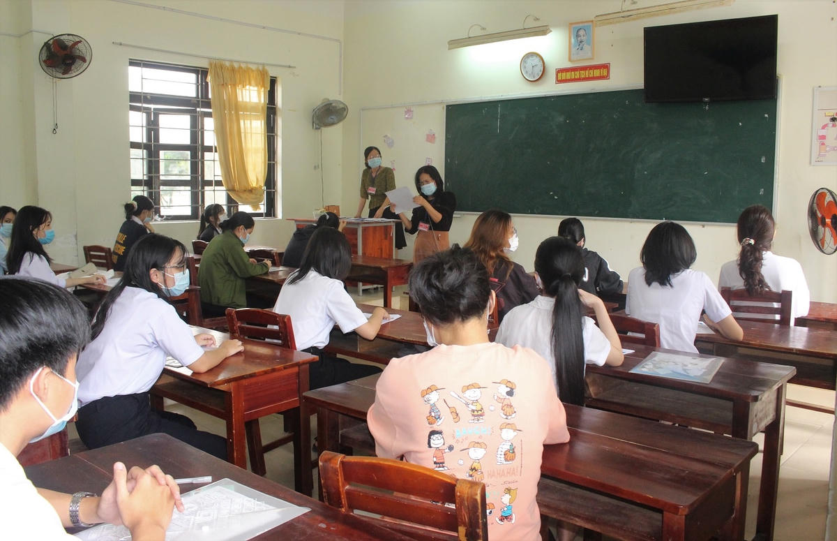 Các thí sinh nghiêm túc trong phòng thi tốt nghiệp THPT năm 2021