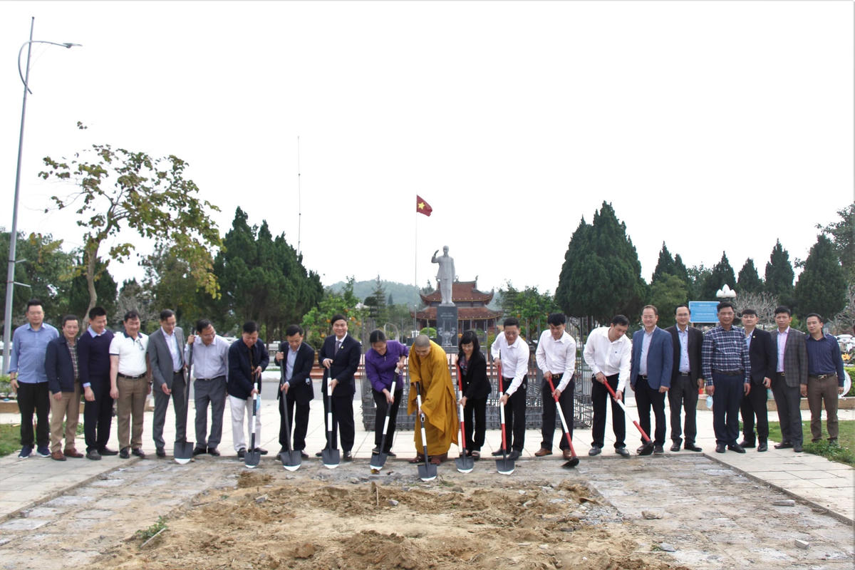 Các đại biểu thực hiện nghi thức khởi công công trình. Ảnh: TTTT&VH huyện Cô Tô.