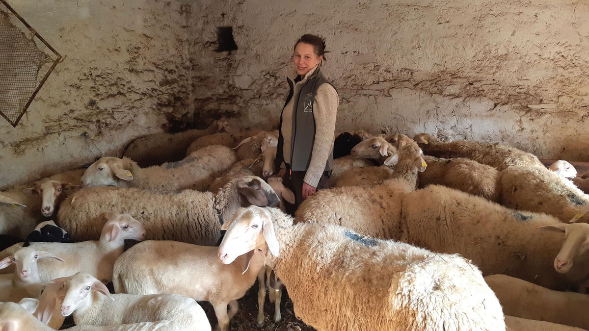 Shepherdess Agnes Garrone là một trong số ít cư dân của ngôi làng Coumboscuro ở Italy. Ảnh: CNN.
