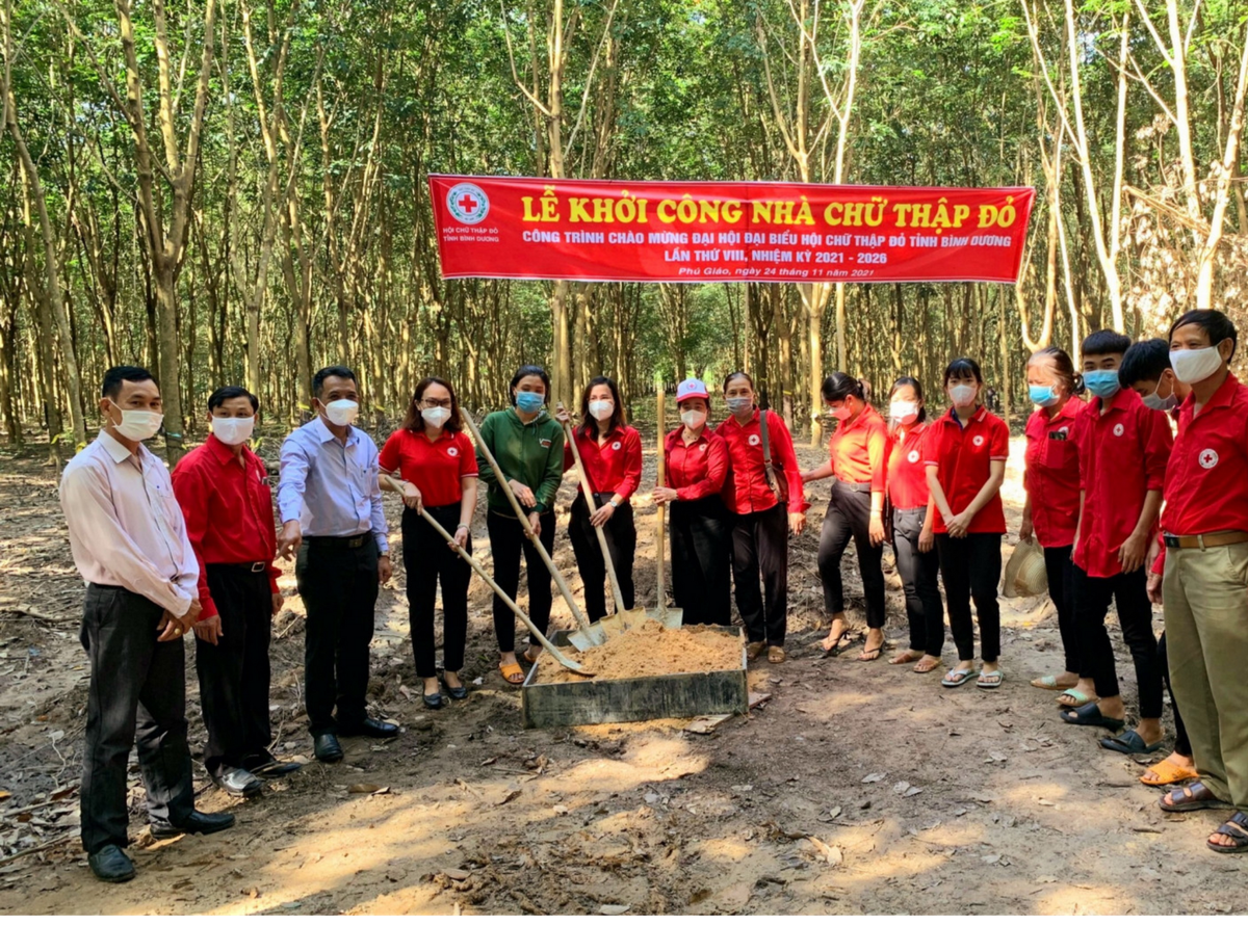 Khởi công xây dựng công trình chào mừng Đại hội đại biểu Hội Chữ thập đỏ Việt Nam tỉnh Bình Dương nhiệm kỳ 2021-2026 (Ảnh H.Thuận).