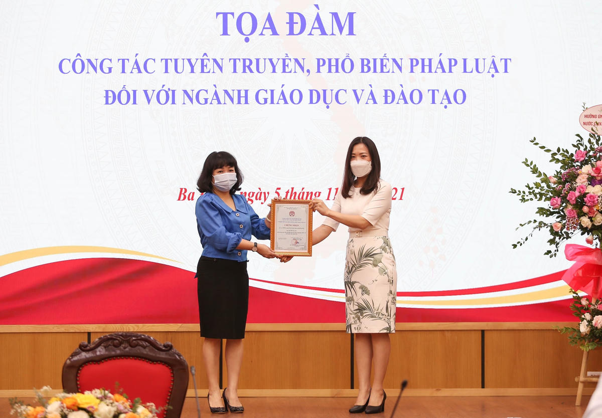 Bà Lê Thị Thu Hà, Trưởng phòng Tư pháp quận nhận Giải ba cuộc thi Tuyên truyền phòng chống dịch Covid-19 của Sở Tư pháp Hà Nội.