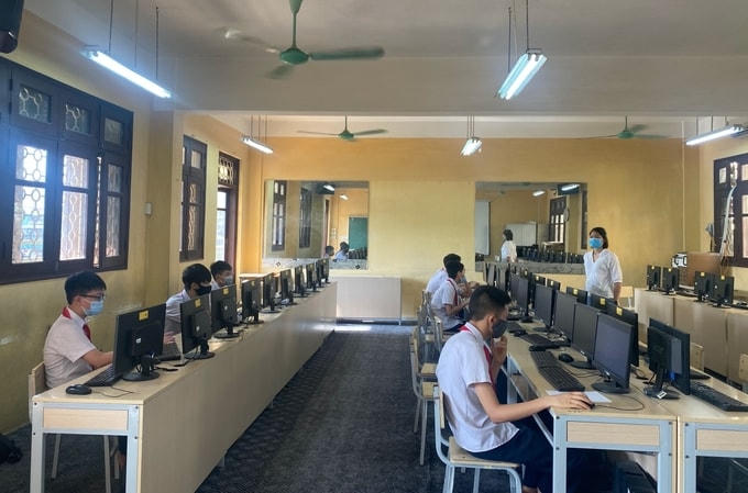 Những học sinh không đảm bảo thiết bị được đến trường thi trực tuyến. Ảnh: Trường THCS Thành Công.