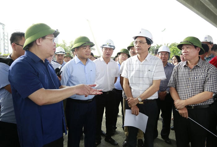 Lãnh đạo TP Hà Nội thị sát tiến độ thi công dự án mở rộng đường vành đai 3, đoạn Mai Dịch - cầu Thăng Long