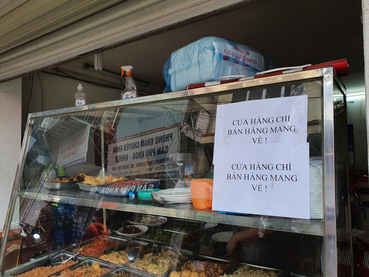 Các chủ cơ sở kinh doanh dịch vụ ăn uống tại đây cũng chấp hành nghiêm chỉnh quy định mới về phòng chống dịch Covid-19.