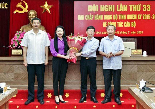 Bí thư Tỉnh ủy Vĩnh Phúc Hoàng Thị Thúy Lan chúc mừng tân Phó Bí thư Lê Duy Thành.
