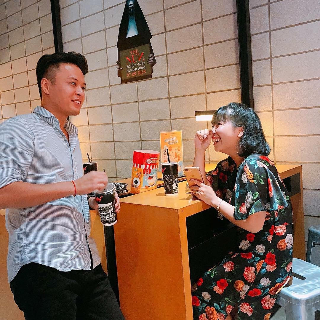 Hồng Đăng nhớ lại lần rủ bà xã Anh Đào đi xem phim: “Đẹp trai lợi hại phết đấy bà con ạh... mình kể mỗi chuyện 2 năm nay anh không đi xem phim mà con bé cười tít mắt...”.