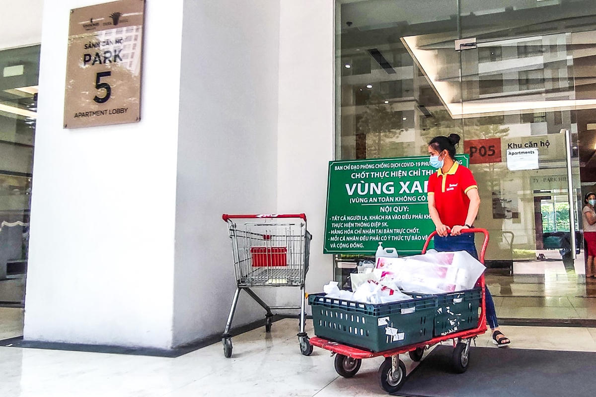 Người dân “vùng xanh” thực hiện nghiêm túc quy định y tế để phòng, chống dịch. Ảnh: Trung Nguyên.