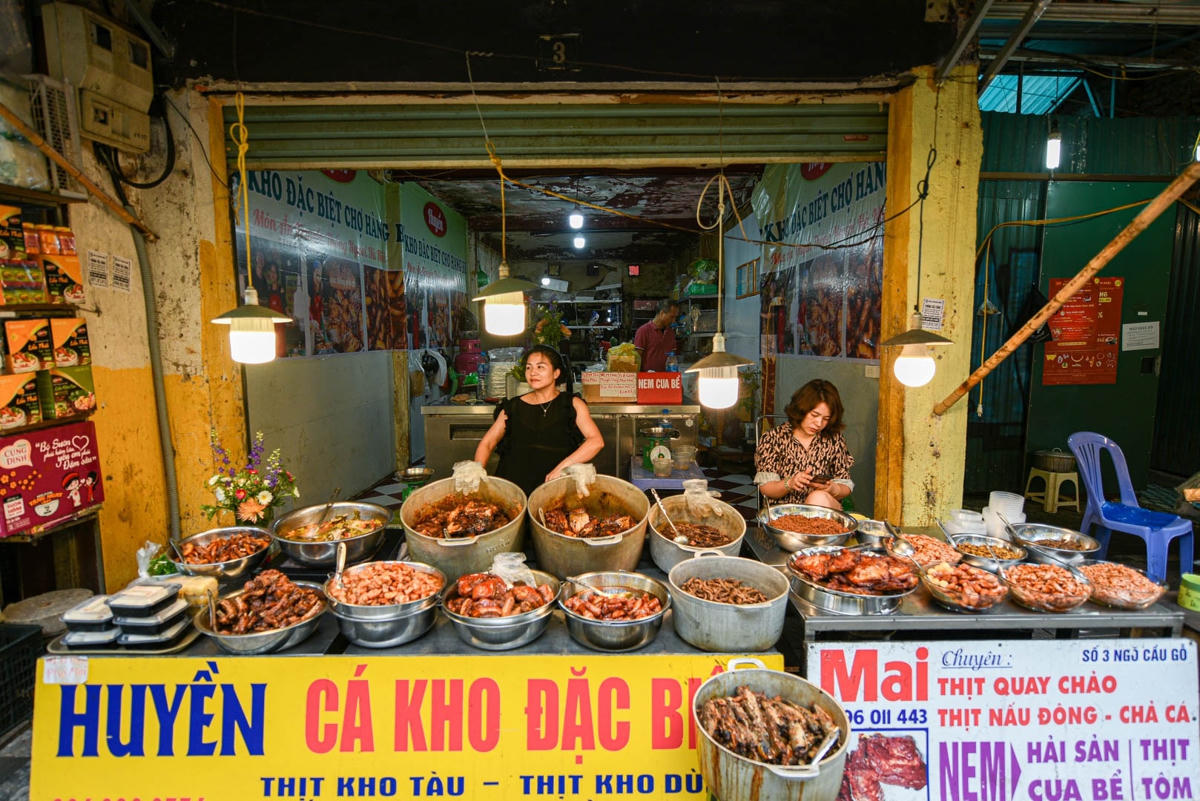 Các cửa hàng ở đây chuyên nấu và bán cá kho với hương vị truyền thống.