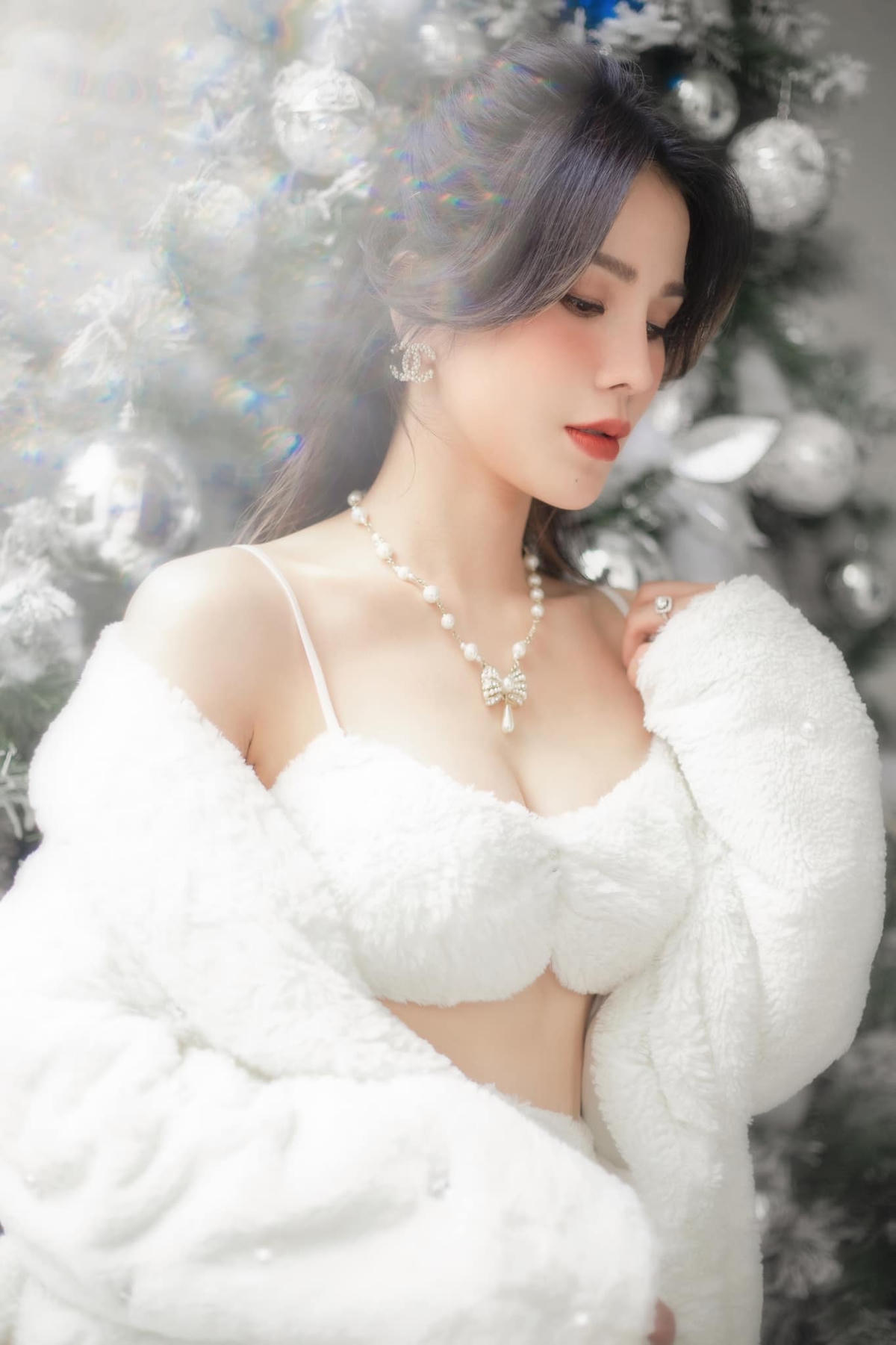 Diệp Lâm Anh xinh đẹp, quyến rũ dù ly hôn chồng đại gia.