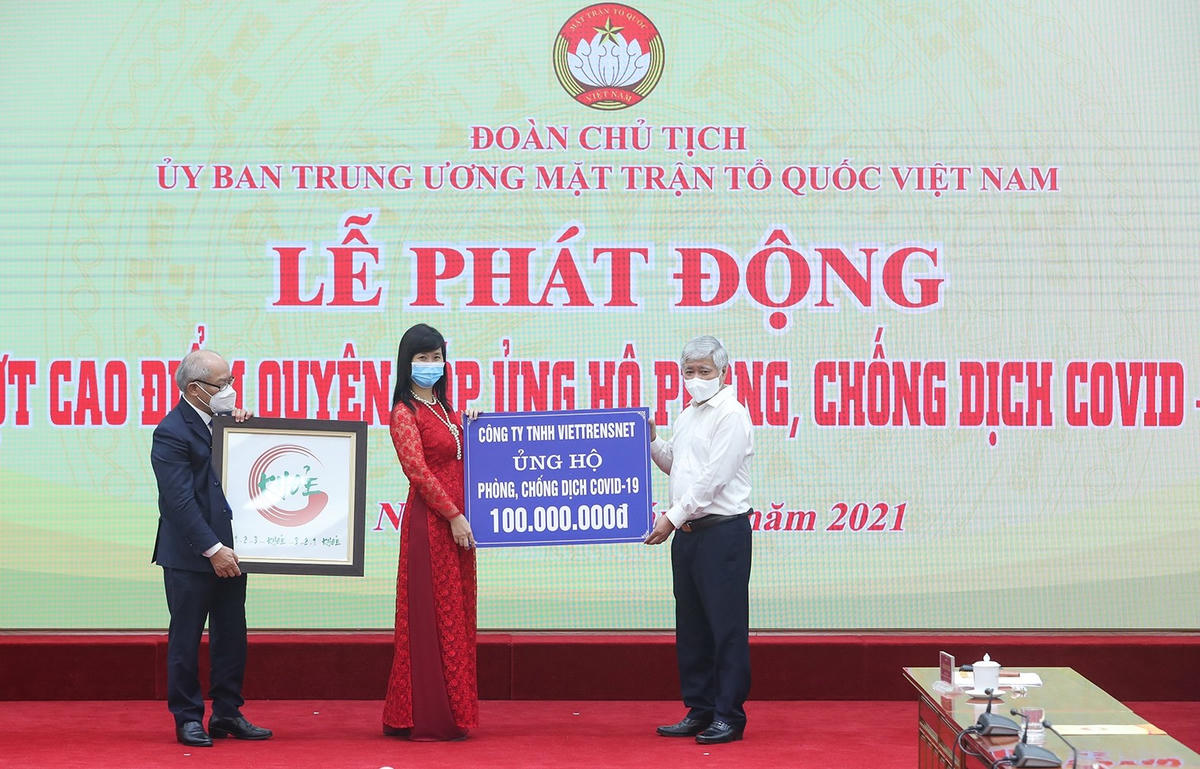 Bí thư Trung ương Đảng, Chủ tịch UBTƯ MTTQ Việt Nam Đỗ Văn Chiến tiếp nhận ủng hộ từ Công ty TNHH Viettransnet.