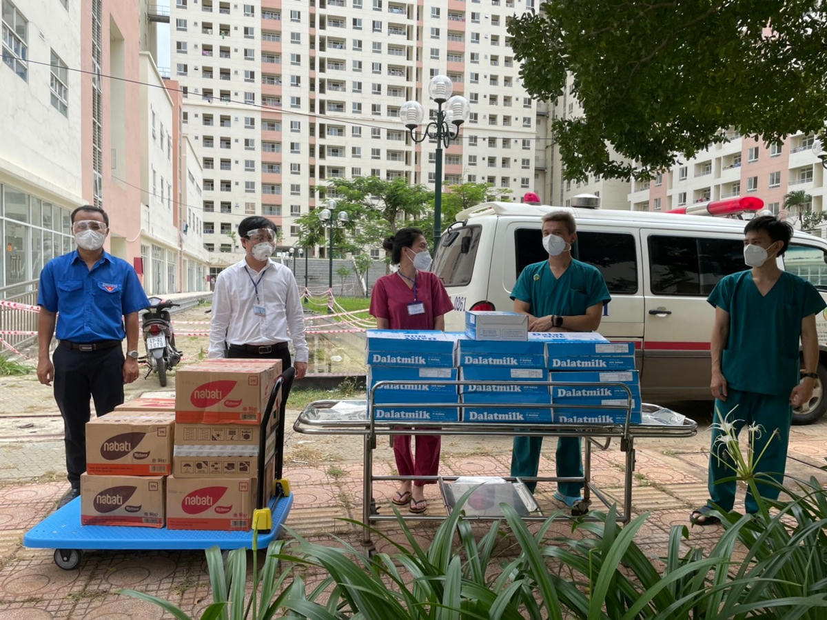 Ông Phan Công Bằng trao tặng sữa cho y bác sĩ bệnh viện dã chiến. Ảnh: CTV