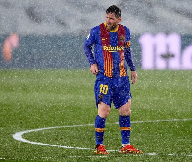 Messi đứng run cầm cập trong cơn mưa lạnh ở sân Alfredo di Stefano.