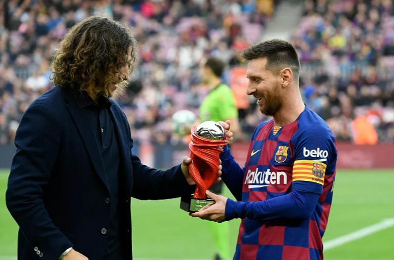Lionel Messi nhận giải Cầu thủ xuất sắc nhất tháng của Liga từ cựu cầu thủ của Barcelona, Carles Pujol trước trận đấu tại của giải VĐQG Tây Ban Nha giữa Barcelona và Deportivo Alaves tại sân vận động Camp Nou, Barcelona, ngày 21/12/2019.