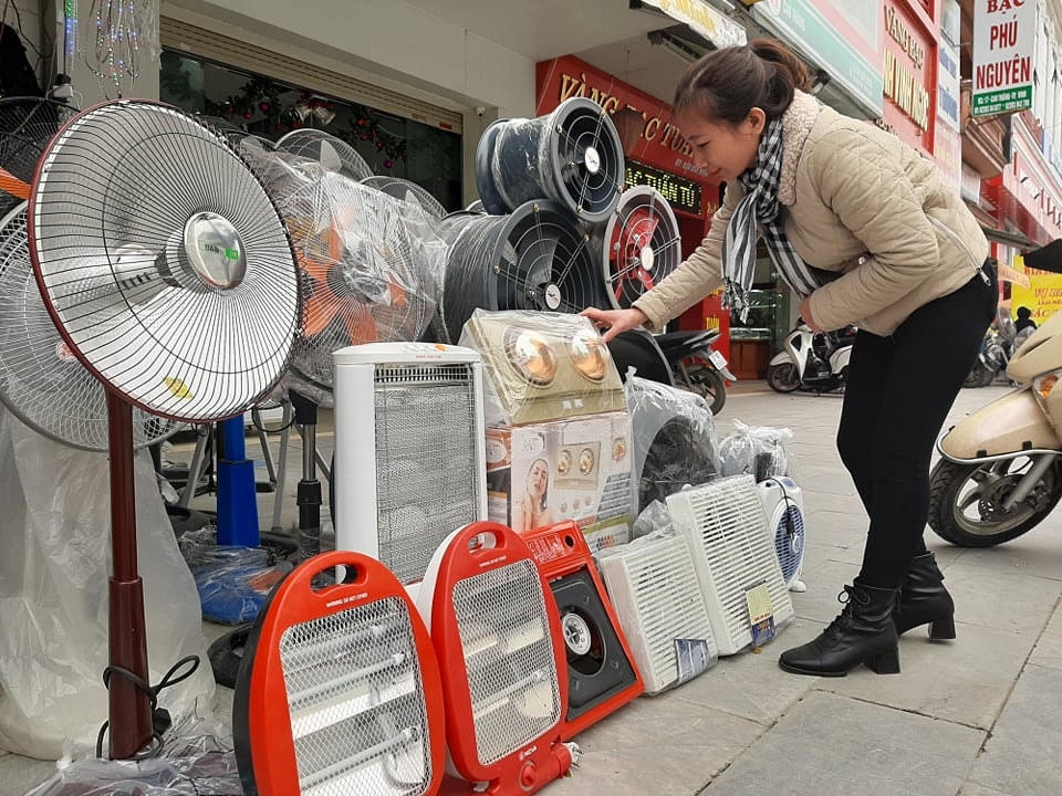 Trong khi đó, ở miền xuôi các loại quạt sưởi, bóng sưởi "cháy" hàng.