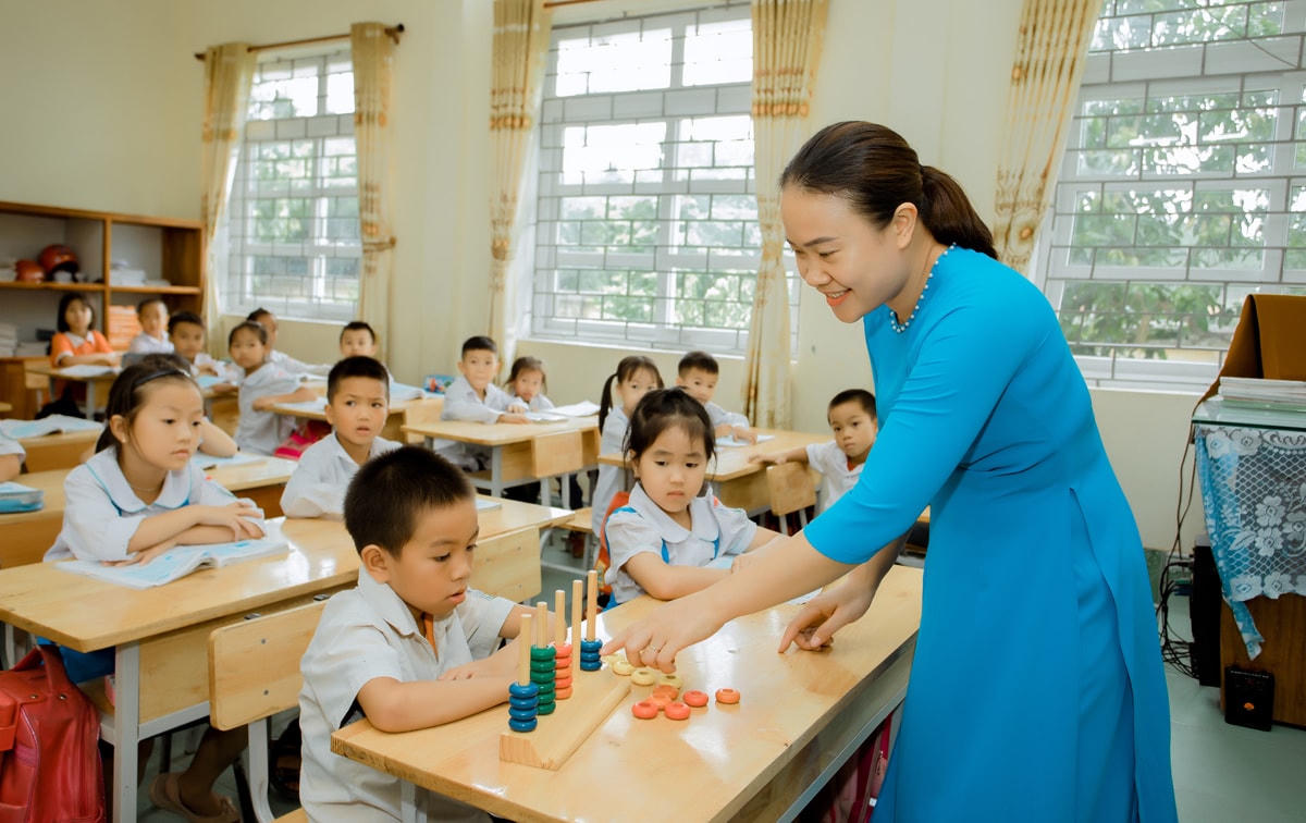Cô giáo Nguyễn Thị Thúy, giáo viên Trường Tiểu học Bình Khê 1 (TX Đông Triều) trong giờ lên lớp.  
