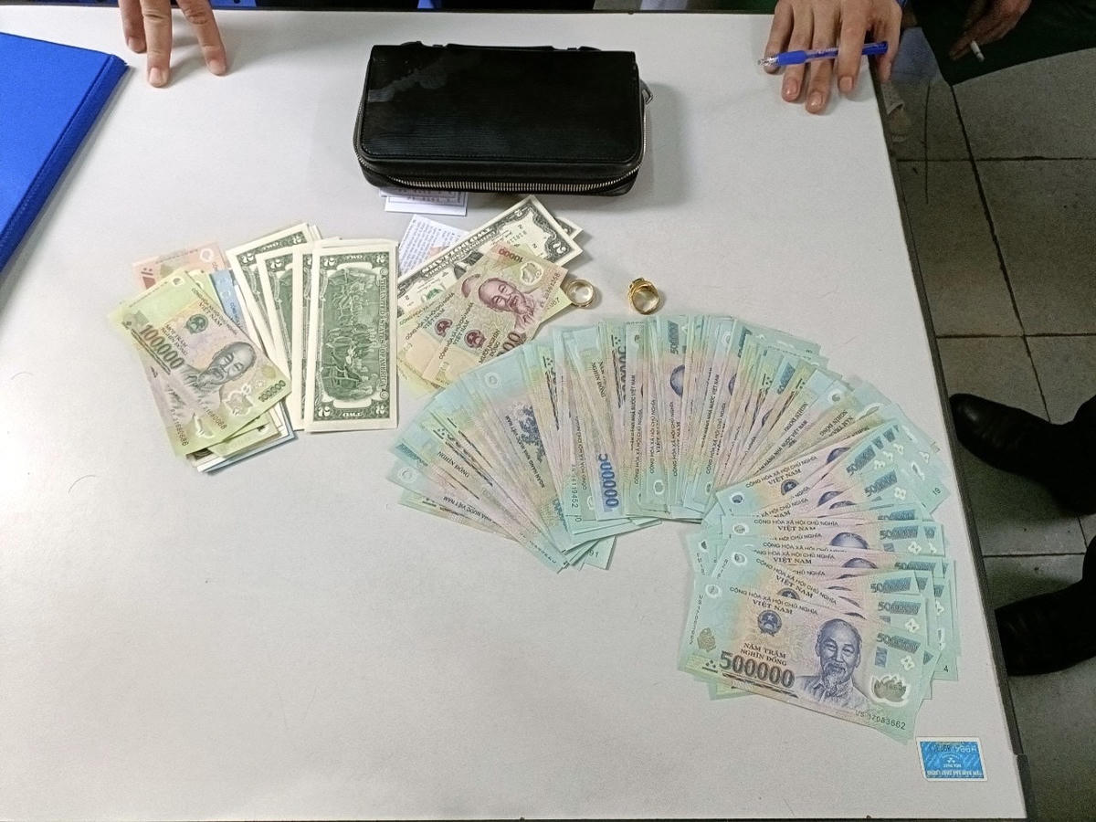Số tài sản lớn người bệnh sơ suất đánh rơi mà nhân viên bảo vệ cổng 40 Tràng Thi nhặt được.