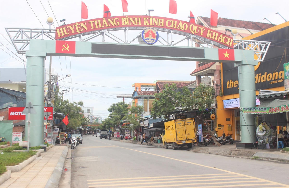 Một số tuyến đường ở huyện Thăng Bình vắng phương tiện đi lại.